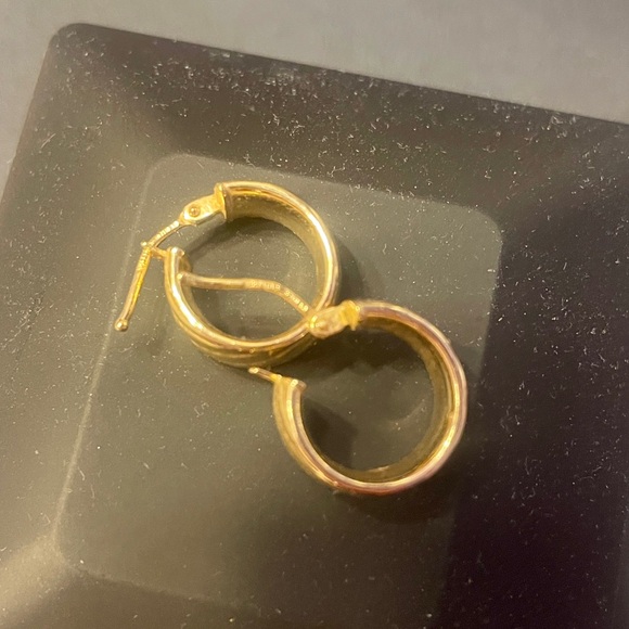Genuine 18kt Yellow Gold Hoop Earrings. 1/2". Perfect for everyday wear! - Picture 5 of 5